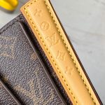 louis-vuitton-lv-fan-M14804_PM1_Worn-view-1.jpg