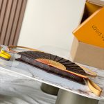 louis-vuitton-lv-fan-M14804_PM1_Worn-view-1.jpg
